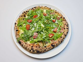Pizza crudo e rucola