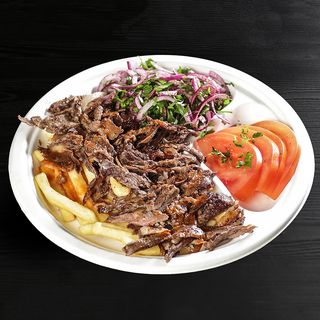 Shaorma de vită-berbecut la farfurie cu cartofi