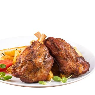 Aripioare de porc cu cipsuri de cartof