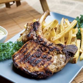 Cotlet de porc cu os la gratar