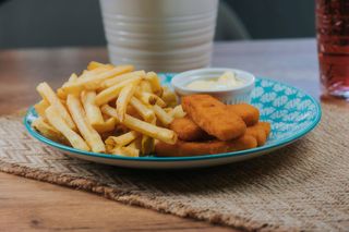 FISH FINGERS CU SOS HONEY GARLIC SI CARTOFI DULCI PRAJITI 200/70/150GR