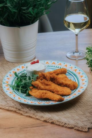 PIEPT DE PUI CRISPY CU SOS GARLIC PARMEZAN SI CARTOFI PRAJITI 250/70/150GR