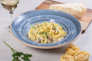 Spaghetti con pollo e mais