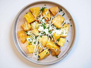 Patatine fritte, aglio, parmigiano e prezzemolo