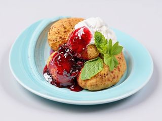 Papanași cu dulceață și smântână