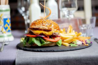 Burgerul casei cu cartofi prajiti