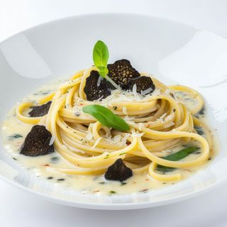 Linguni cu trufe fresh si sos de parmezan