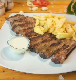 Scarita de porc cu cartofi prajiti