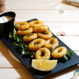 Inele de calamar pane cu sos alb