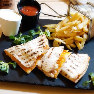 Quesadilla de pui, cartofi prajiti si sos