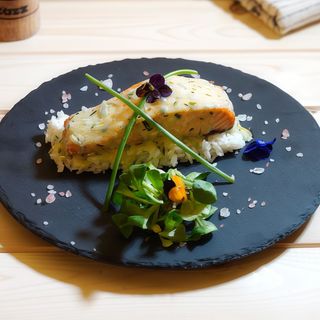 Somon pe pat de orez basmati si sos de lamaie