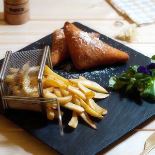 Cașcaval pane cu cartofi prajiți