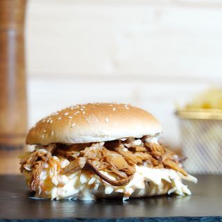 Pulled Pork Loaded Sandwich, cartofi prajiti și sos