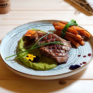 Piept de rata cu piure de mazare, cartofi dulci prajiti si sos de portocala