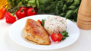 Piept de pui cu orez cu legume si salata de varza