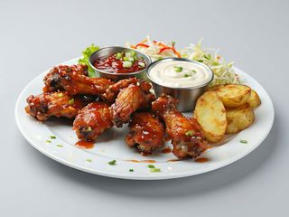 Mini aripioare de pui la gratar cu sos BBQ(8 buc)