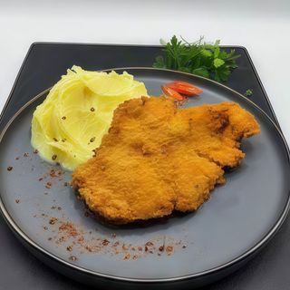 SNITEL  DE PUI SI PORC CU PIURE DE CARTOFI