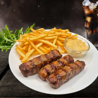 Mici La Gratar cu Cartofi Prajiti si Mustar 