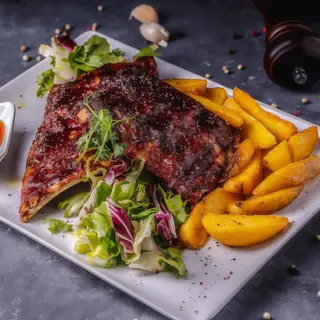 COASTE DE PORC IN SOS BBQ CU CARTOFI WEDGES SI SOSUL CASEI