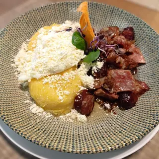 Carne la garnita cu mamaliguta,OU si branza rasa