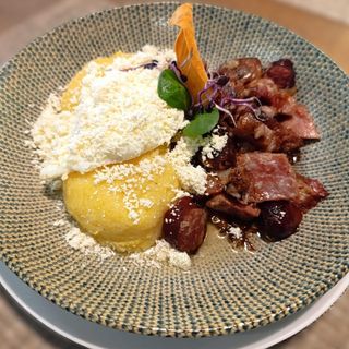 Carne la garnita cu mamaliguta,OU si branza rasa