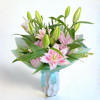 Buchet Elegant cu Crini Imperiali