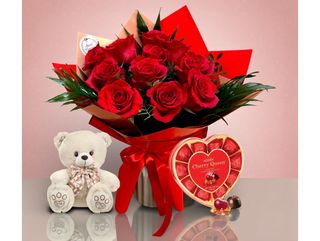 Pachet Ziua Femeii – 11 Trandafiri Roșii, Inimă cu Bomboane & Ursuleț Bej