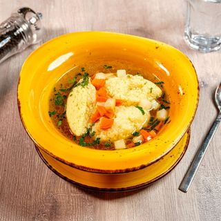 Supă de pui cu găluște