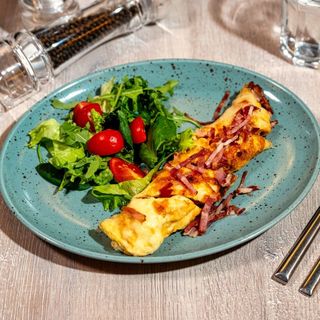 Omletă cu bacon și mozzarella