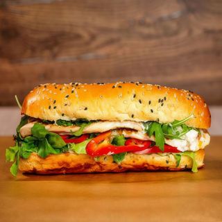 Sandwich cu pui și feta