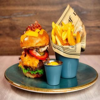 Burger mAibun și cartofi