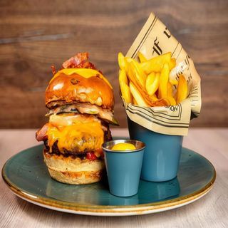 Burger picant și cartofi