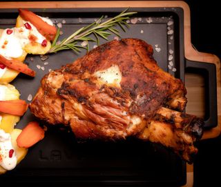 Ciolan porc cu cartofi prajiti si sos maioneza cu usturoi