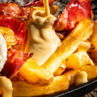 Cartofi prajiti cu ceapa caramelizata si bacon