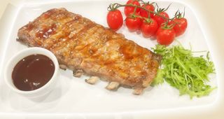 Scaricica de porc servita cu cartofi wedges si sos bbq