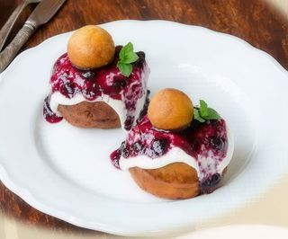 Papanasi cu smantana si dulceata