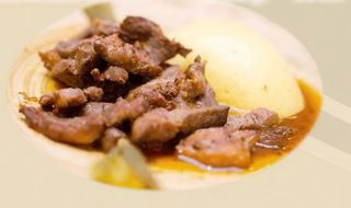 Pastrama de oaie cu mamaliguta