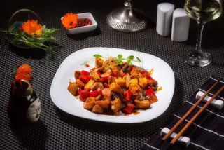 Pui chinezesc cu ardei, ciuperci şi orez prăjit