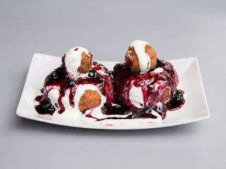 Papanaşi cu dulceaţă şi smântână