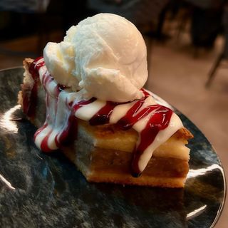 Placinta de mere cu sos de vanilie si inghetata