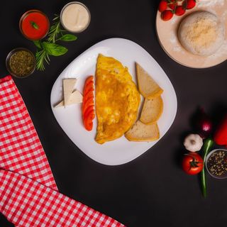 Omletă cu șuncă și caşcaval