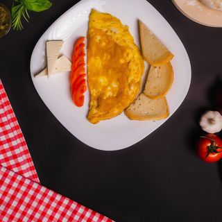Omletă cu şuncă și ciuperci