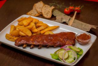 Coaste de porc macerate cu sos barbeque cu wedges