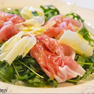 Salată cu prosciutto