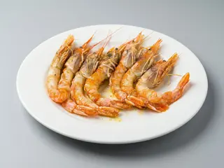 Creveti black tiger in sos de vin, unt si usturoi