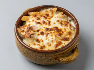 Pene gratinate cu piept de pui, bacon si ciuperci