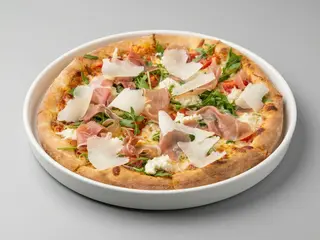 Pizza cu prosciutto și mozarella proaspătă