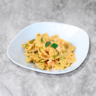 Farfale con salmone affumicato