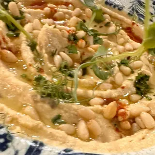 Humus cu trufe, muguri de pin si rosii
