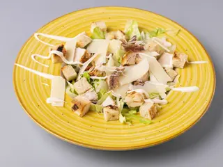 Salata Caesar cu piept de pui la gratar